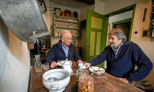Karl-Heinz Häusser (links) und Jürgen Hestler im Heimatmuseum Weissacher Tal
